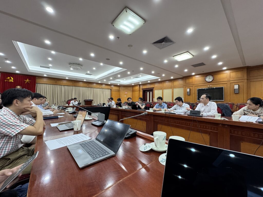 In the meeting, Anh Hoang, Investment Principal at VPLLC/ VPCEI, shared insights from his international experiences and practices.